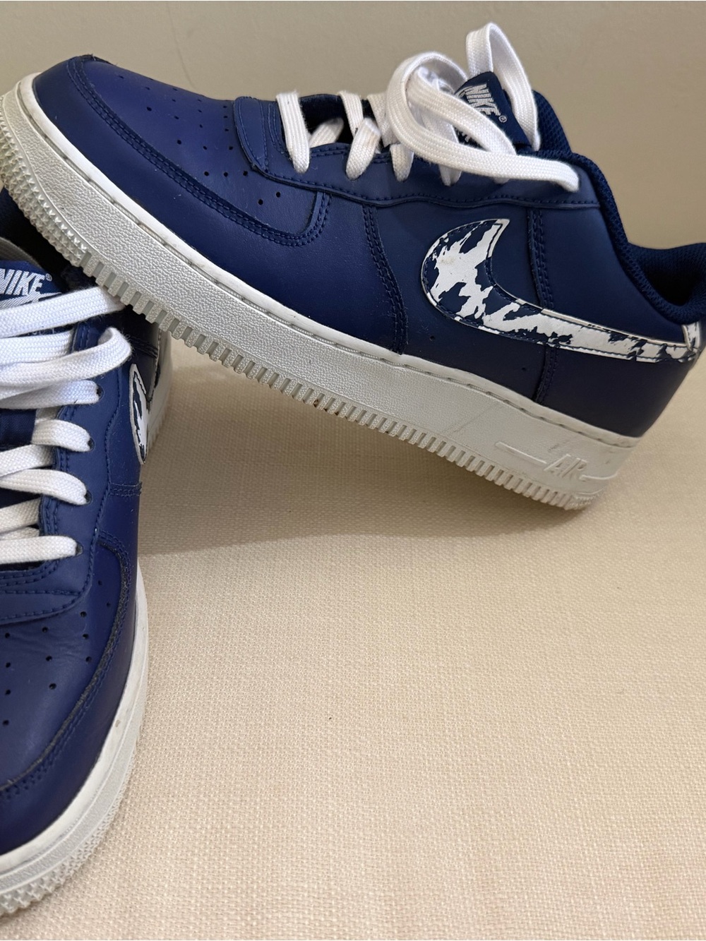 Nike Kids Navy Blue Low-Top Sneakers with White Sole and Marbled Swoosh